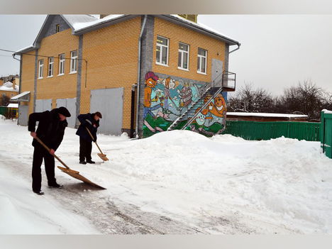 Очистка территории учреждений от снега
