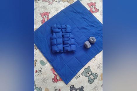 «Тяжелое» одеяло, шарф и жилет РАС от детских проблем